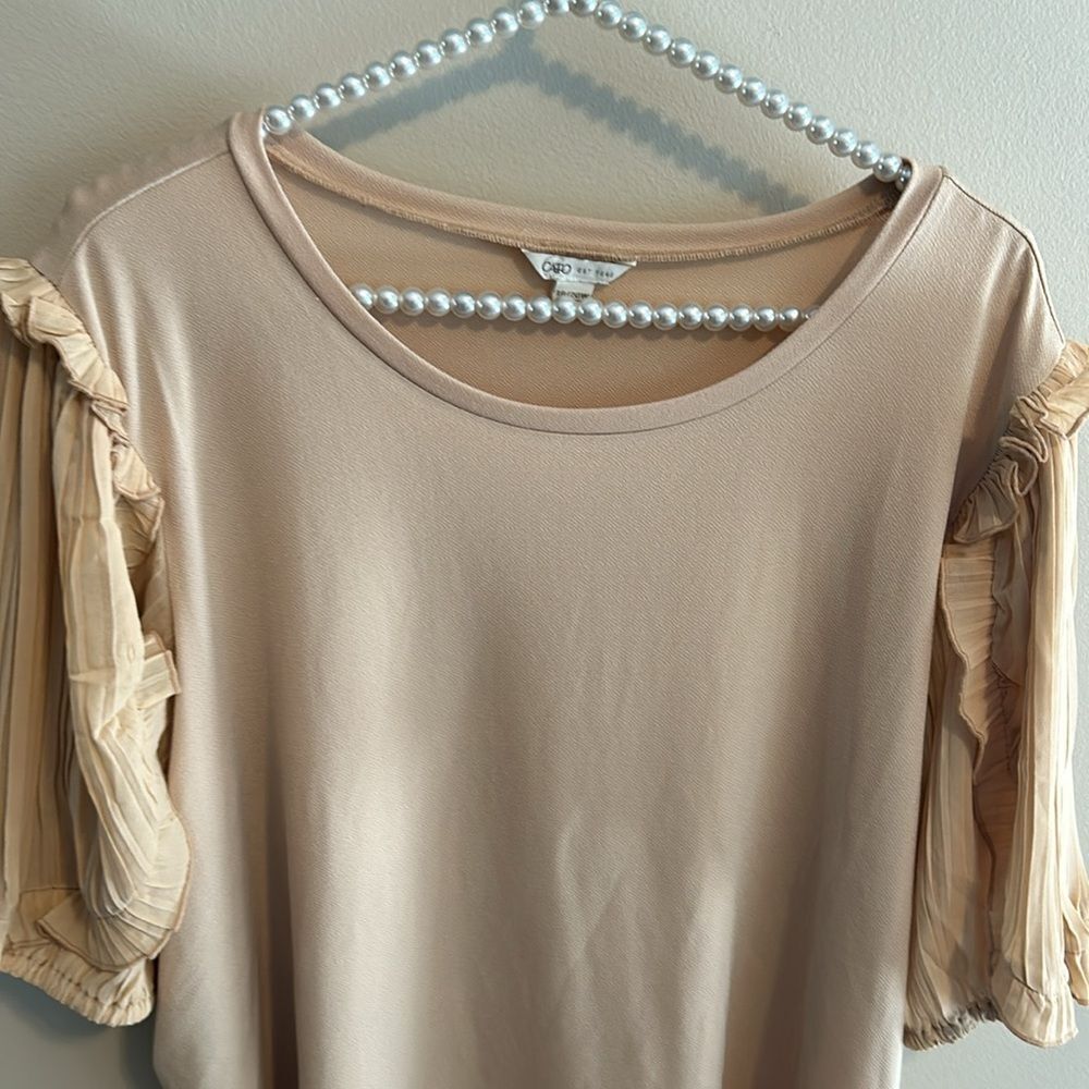Cato Cream Top with Puffy Sleeves. Size 18/20W - Picture 2 of 5